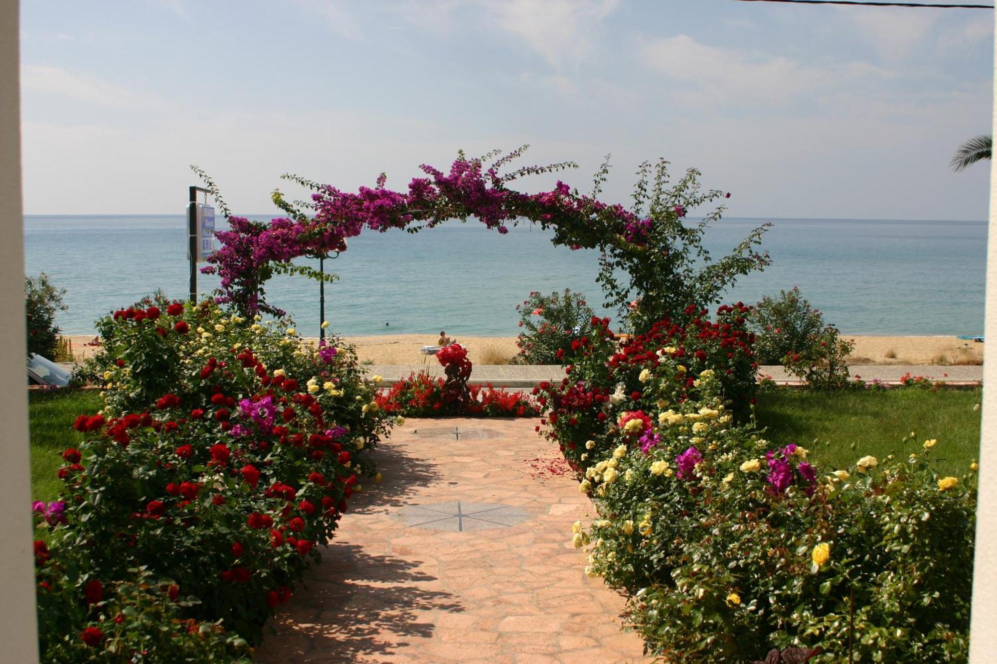Haris Hotel Apartments And Suites Paralia Vrachou Exterior foto