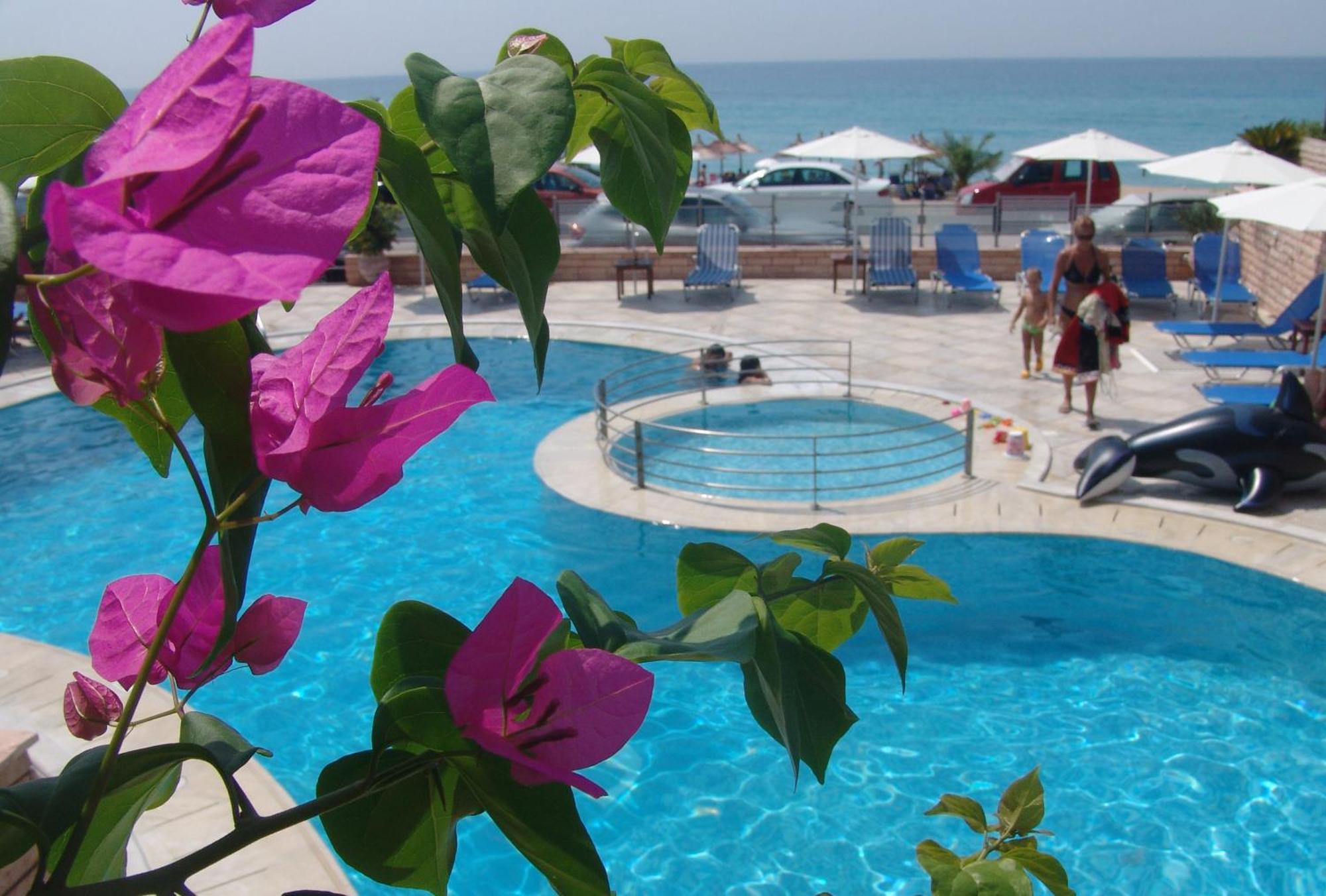 Haris Hotel Apartments And Suites Paralia Vrachou Exterior foto