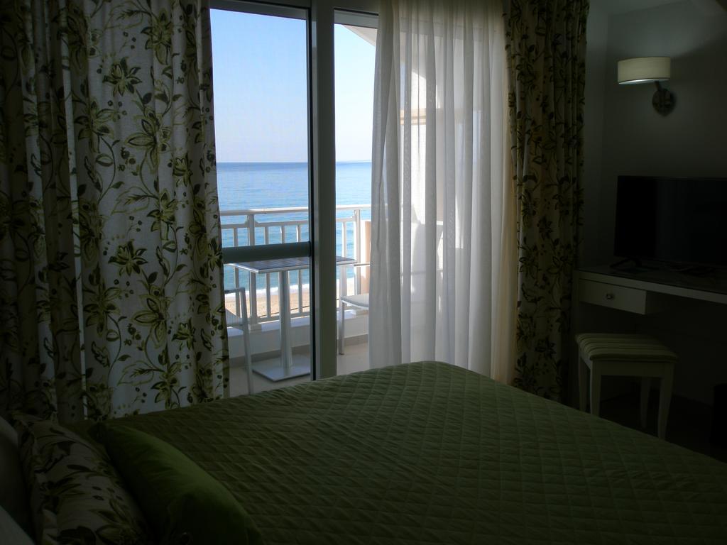 Haris Hotel Apartments And Suites Paralia Vrachou Zimmer foto