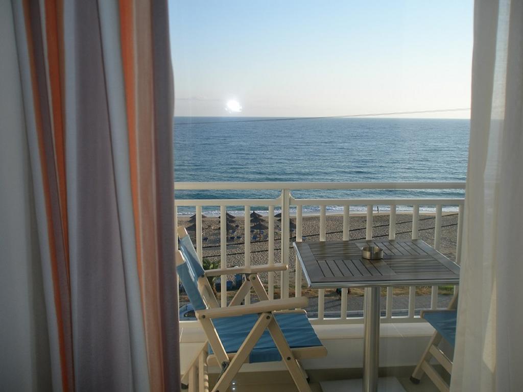 Haris Hotel Apartments And Suites Paralia Vrachou Zimmer foto